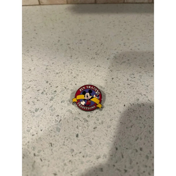 Cast Member Exclusive - Pin Trading Traditions (g7) - Picture 1 of 2